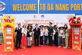 Da Nang accueille de premiers visiteurs étrangers le premier jour du Nouvel An lunaire. Photo: VNA