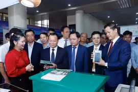 Le ministre de l'Agriculture et de l'Environnement Do Duc Duy, le secrétaire du Comité du Parti provincial de Bac Ninh Nguyen Anh Tuan, le président du Comité populaire provincial de Bac Ninh Vuong Quoc Tuan se renseignent sur les équipements de surveillance automatique. Photo: VietnamPlus