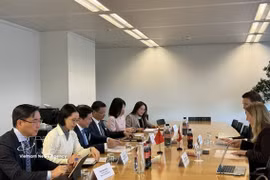La délégation vietnamienne et des représentants suisses. Photo: VNA