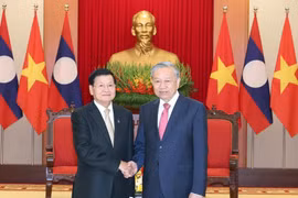 Le secrétaire général du Parti communiste du Vietnam (PCV), Tô Lâm (droite) et le secrétaire général du Parti révolutionnaire populaire lao (PPRL) et président lao Thongloun Sisoulith. Photo: VNA 