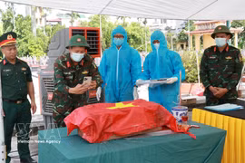 Ninh Binh: Numérisation des informations afin de constituer une base de données unifiée destinée à la gestion, à la consultation et à l'identification des soldats tombés pour la Patrie. Photo : VNA