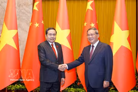 Le président de l’Assemblée nationale vietnamienne, Tran Thanh Man (gauche), et le Premier ministre chinois, Li Qiang, en octobre 2026 à Pékin. Photo: VNA