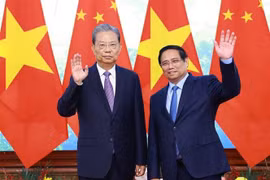 Le Premier ministre Pham Minh Chinh (droite) et le membre du Comité permanent du Politburo et président du Comité permanent de l'Assemblée populaire nationale (APN) de Chine, Zhao Leji. Photo: VNA