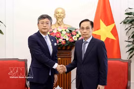 L’ambassadeur de l’Inde au Vietnam, Tshering Sherpa (gauche) et le ministre vietnamien des Affaires étrangères, Lê Hoai Trung, le 15 juillet à Hanoi. Photo: VNA