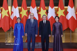 Le secrétaire général du Parti et président de la République, Tô Lâm, et son épouse, Ngô Phương Ly, posent pour une photo de groupe avec le président suisse, Guy Parmelin, et son épouse, Caroline Parmelin, en octobre 2026 à Hanoi. Photo: VNA
