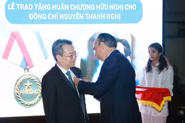 L’ambassadeur Rogelio Polanco Fuentes remet l’Ordre de l’amitié de l’État cubain à Nguyên Thanh Nghi, membre du Comité central du Parti communiste du Vietnam et chef de la Commission centrale des politiques et de stratégies du Parti. Photo: VNA