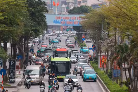 Ces derniers temps, le nombre de véhicules électriques, notamment les autobus électriques, circulant dans la capitale est en hausse, contribuant à accélérer la transition vers des solutions de mobilité plus écologiques. Photo: VNA