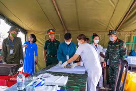 Le personnel médical et les experts concernés coordonnent leurs efforts pour finaliser les dossiers et conserver les échantillons d’identification ADN conformément aux procédures, contribuant ainsi à rendre aux martyrs leur nom et leur lieu d’origine. Photo: VNA