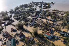 Depuis trois jours, la montée des eaux du fleuve Lam a submergé la quasi-totalité des habitations de l’îlot Hồng Lam (hameau Hồng Lam, commune de Nghi Xuân). Photo: VNA
