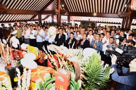 A l’occasion du 80e anniversaire de la Révolution d’août, de la Fête nationale et du 56e anniversaire du décès du Président Hô Chi Minh, une cérémonie solennelle d’offrande d’encens en son hommage a eu lieu ce vendredi 12 septembre au Temple du Président Hô Chi Minh, situé au sommet Vua dans le Parc national de Ba Vi (Hanoï). Photo: VNA