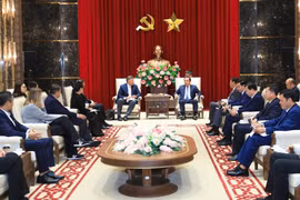 Le membre du Bureau politique et secrétaire du Comité du Parti de Hanoï, Tran Duc Thang, reçoit le 30 juillet à Hanoï, une délégation de Central Retail Vietnam conduite par son directeur général, Olivier Bernard R. Langlet. Photo: VNA