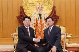 Les présidents Luong Cuong et Thongloun Sisoulith assistent à l’échange d’amitié Vietnam-Laos