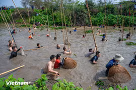 Hanoï : Des centaines d’hommes à l’assaut de la rivière Tich lors d’un concours de pêche traditionnel 