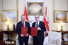 Lecrétaire général du Parti communiste du Vietnam (PCV), Tô Lâm (gauche), et le Premier ministre britannique, Keir Starmer. Photo: VNA