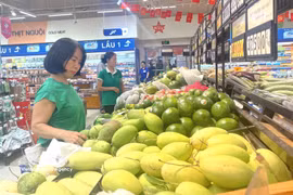 Des habitants font des achats dans un supermarché à Hô Chi Minh-Ville. Photo: VNA