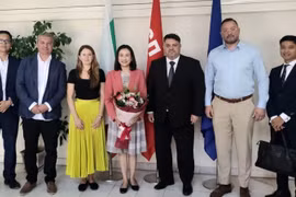 L’ambassadrice du Vietnam en Bulgarie, Nguyên Thi Minh Nguyêt, et la direction du BSP. Photo: VNA