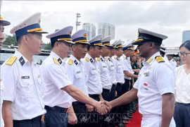 Cérémonie d'accueil des officiers et marins du navire INS Darshak de la Marine indienne. Photo: VNA 