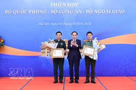 De gauche à droite: Le vice-Premier ministre et ministre de la Défense, le général Phan Van Giang, le ministre des AE, Lê Hoai Trung, et le ministre de la Sécurité publique, le général Luong Tam Quang. Photo: VNA 