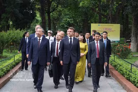 Le secrétaire général du Parti Tô Lâm et le président français visitent le site historique consacré au Président Hô Chi Minh au palais présidentiel, en mai 2025. Photo: VNA