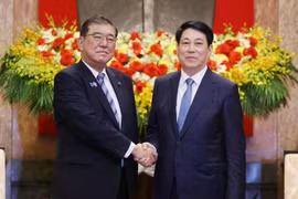 Le président de la République Luong Cuong (droite) reçoit le Premier ministre japonais Ishiba Shigeru. Photo: VNA