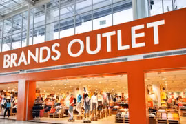 L’outlet est un modèle de vente au détail regroupant plusieurs marques, dans lequel les fabricants ou les distributeurs vendent directement leurs produits aux consommateurs à des prix adaptés. Photo d'illustration