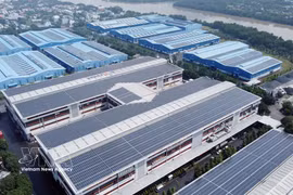Système de panneaux solaires photovoltaïques en toiture de la société par actions Kizuna JV, dans le parc industriel de Tân Kim (commune de Cân Giuôc, province de Tây Ninh). Photo: VNA