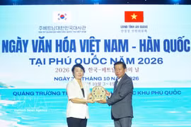 Un responsable du Service de la culture et des sports de la province d’An Giang remet un cadeau à Park Chan A, première secrétaire de l’ambassade de République de Corée au Vietnam. Photo: VNA