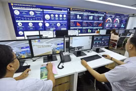 Le Centre de pilotage et de supervision intelligent (IOC) de la province de Bình Phước, opérationnel depuis septembre 2020, a pleinement démontré son rôle efficace dans l’appui à la construction d’une administration numérique. Photo: VNA