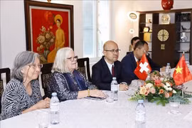 Anjuska Marija Weil (2e à partir de la gauche), présidente de l’Association d’amitié Suisse–Vietnam. Photo: VNA