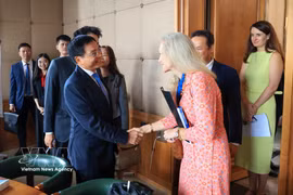 Le vice-Premier ministre Nguyen Van Thang (gauche) et la directrice générale adjointe de l’Organisation mondiale du commerce (OMC), Jennifer DJ Nordquist. Photo: VNA