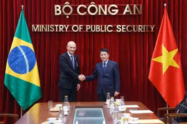 Le général Luong Tam Quang, ministre de la Sécurité publique (droite) et le général Marcos Antonio Amaro dos Santos, ministre et chef du Bureau de la sécurité institutionnelle du président de la République fédérale du Brésil. Photo: VNA