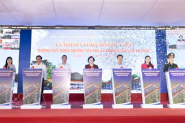 La cérémonie de lancement des travaux de l’école internat multi-niveaux (primaire et collège) de Ba Chuc, dans la province d’An Giang (Sud). Photo: VNA