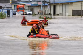 Les forces de secours évacuent des habitants dans une zone inondée de la ville de Nanning, dans la région autonome Zhuang du Guangxi, en Chine, le 6 juillet 2026. Photo: Xinhua/VNA