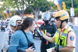 La police de la circulation de la province de Khanh Hoa procède à un contrôle d’alcoolémie d’un touriste étranger. Photo: VNA