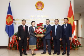 À l'occasion du 80e anniversaire de la Fête nationale du Vietnam (2 septembre 1945 –2025), l'ambassade du Vietnam à Vientiane a accueilli, les 19 et 20 août, de nombreuses délégations représentant les ministères, organismes du Laos venus présenter leurs félicitations. Photo: VNA