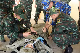 Le Vietnam forme ses Casques bleus à l'évacuation médicale aérienne avec le soutien de l'Australie. Photo: quandoinhandan.vn