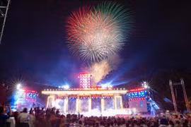 Tir de feux d'artifice au multiplex télévisé intitulé ''Le chant de la victoire résonne à jamais'' à Hanoi. Photo: VNA