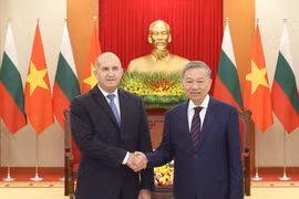 Le leader du PCV Tô Lâm (droite) et le président bulgare Roumen Radev. Photo: VNA