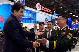 Le général de corps d’armée Nguyen Truong Thang, vice-ministre vietnamien de la Défense, et son homologue turc, Musa Heybet. Photo: qdnd.vn