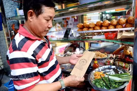 Le terme "bánh mì" est enregistré dans le dictionnaire Oxford depuis 13 ans, qui le décrit comme un célèbre plat vietnamien, créé avec du pain tranché et une garniture très riche composée du pâté, de la viande, des légumes, de la pimentade, des épices, ect. Photo: VNA