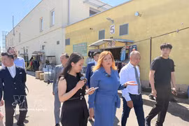 La vice-Première ministre et ministre tchèque des Finances, Alena Schillerová, salue la contribution de la communauté vietnamienne au développement économique du pays. Phôt: VNA
