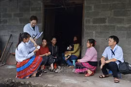 Soins sanitaires dans un hameau à Ha Giang. Photo: VNA