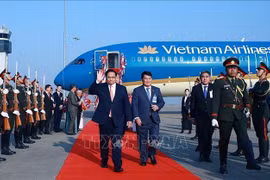 Le Premier ministre Pham Minh Chinh arrive à Vientiane, entamant sa visite au Laos. Photo: VNA