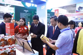 Le vice-ministre lao de l'Industrie et du Commerce, Phouthavanh Nanthavong, et l'ambassadeur du Vietnam au Laos, Nguyên Minh Tâm, lors de la foire. Photo: VNA