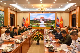 Entretien entre le général de division Le Van Huong, chef d’état-major général adjoint de l’Armée populaire du Vietnam, et le général d’armée Sao Sokha, commandant en chef adjoint des Forces armées royales cambodgiennes (FARC), commandant de la Gendarmerie royale du Cambodge et président du sous-comité chargé de la réforme de l’entraînement militaire cambodgien. Photo: qdnd.vn