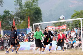 Un match lors de Coupe VTV de football féminin des minorités ethniques du Vietnam. Photo: VNA 