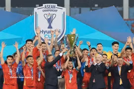 Le président de la FIFA, Gianni Infantino, remet le trophée de l’ASEAN Cup 2026 à l’équipe nationale vietnamienne. Photo : VNA
