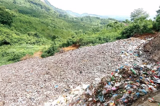 Déchets d'une décharge dans la province de Hoa Binh, au nord du pays. Photo : VNA