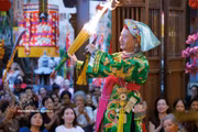La pratique du hầu đồng exige une combinaison entre le médium, les musiciens-chanteurs (cung văn) et les assistants, allant de la préparation des costumes et des accessoires à l'organisation des rites. Photo: VNA