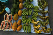 Les marchandises, principalement des produits du terroir, sont présentées avec soin et de manière attrayante. Photo : VNA